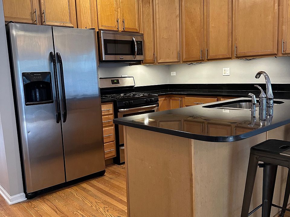 Kitchen (Stainless appliances - Microwave, Dishwasher, Stove and Refridgerator)