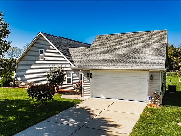 4th image of 20 Cranberry Ln