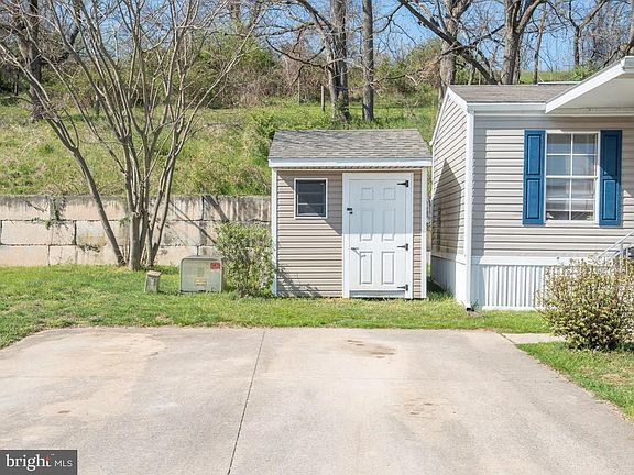 3rd image of 689 Lilac Dr