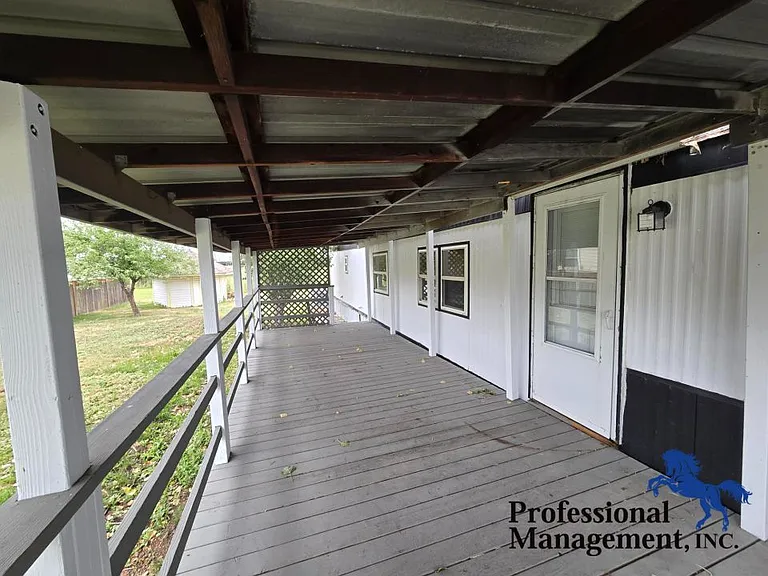 2108 E Maryland Ln — Photo 2