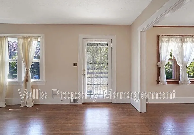 1760 Winter St SE — Photo 2