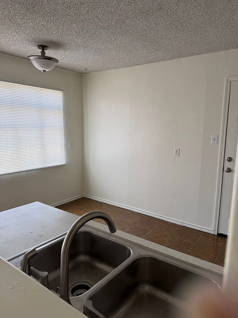 6plex Church 1206 — Photo 2