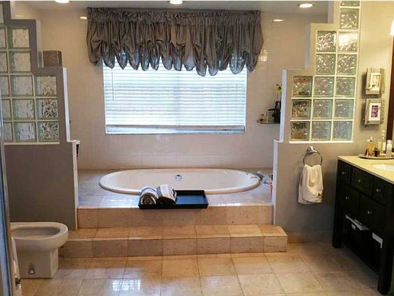 4th image of 10549 NW 51st St