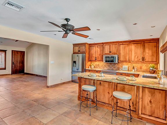 Open concept kitchen, livingroom