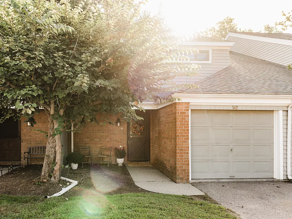 147 Greenbrook Dr
