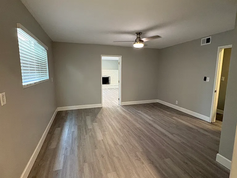 527 N Alameda Ave — Photo 12