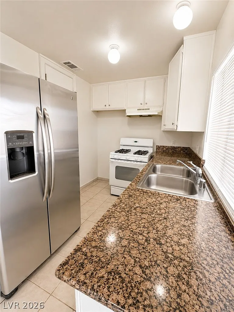 3 bed, 1.5 bath, 1121 sqft, $1,452 — Photo 2