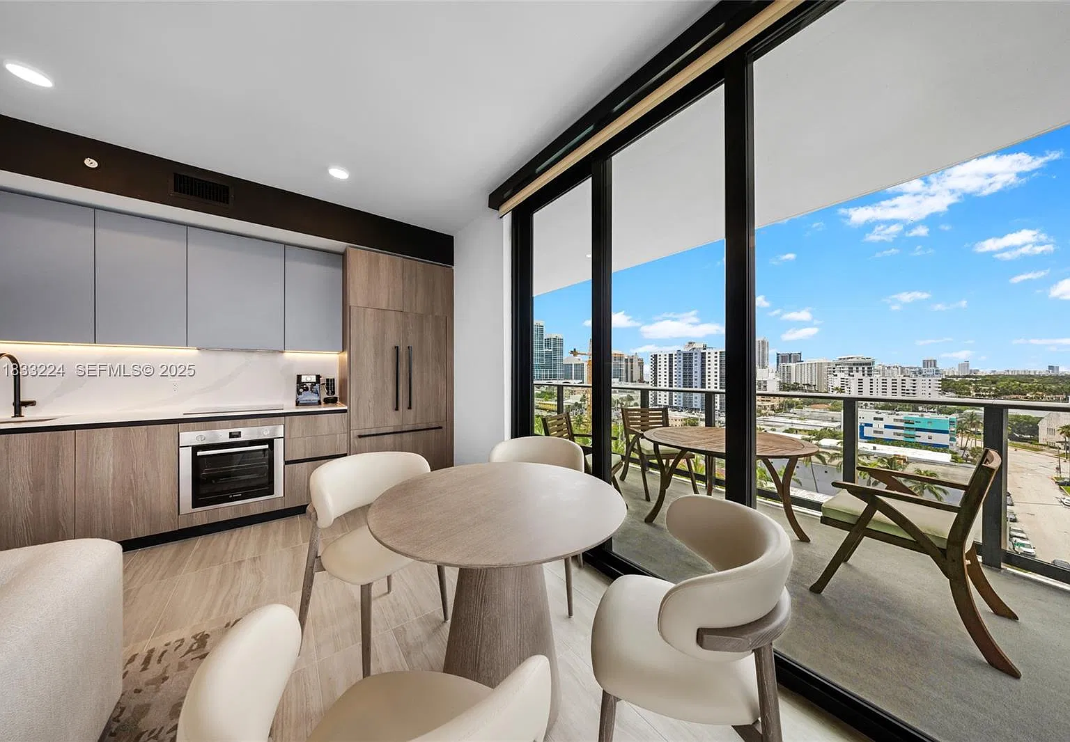 2 bed, 900 sqft, $9,900 — Photo 3