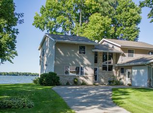 6460 N Paynes Point Rd, Neenah, WI 54956