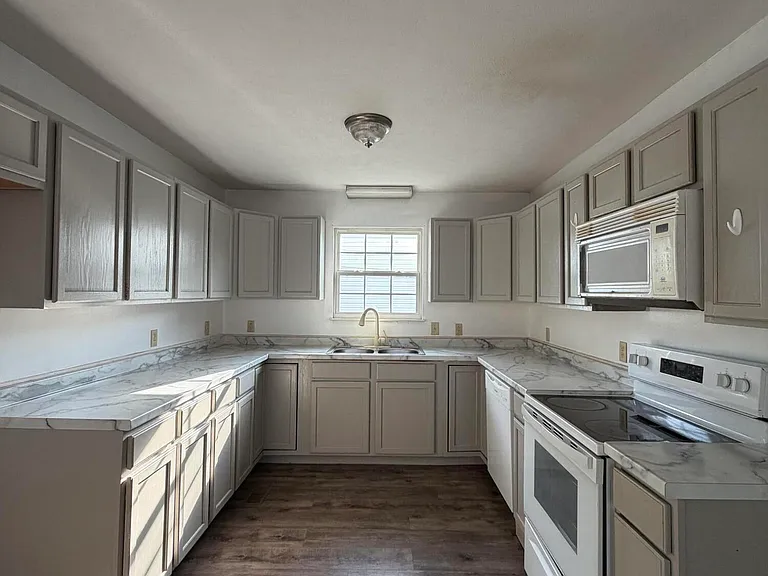748 Pauline Ave — Photo 7