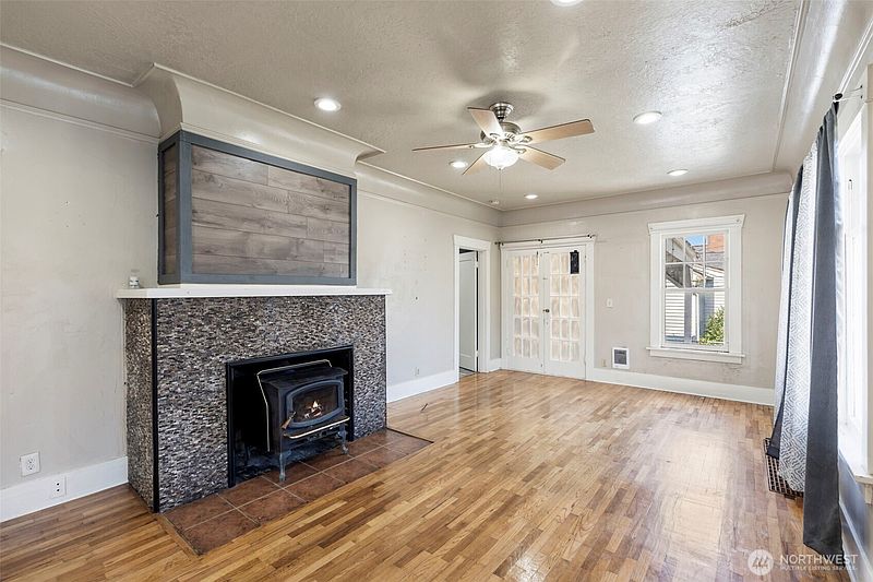 3rd image of 163 SW Cascade