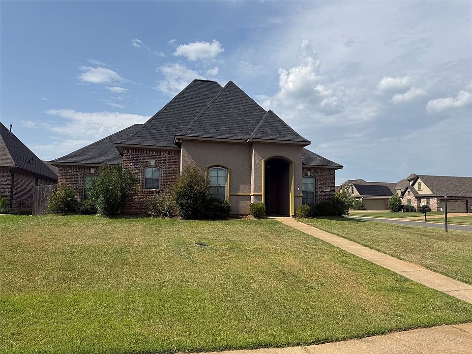1st image of 1017 Green Wood Cir