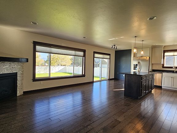 2nd image of 4033 Carbon St