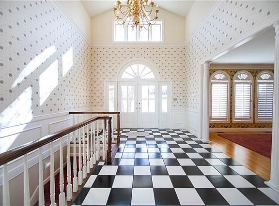 4th image of 27 Court Ln