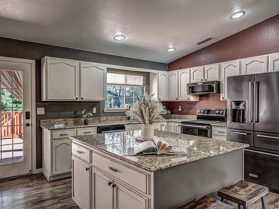 1st image of 824 W Country Ln