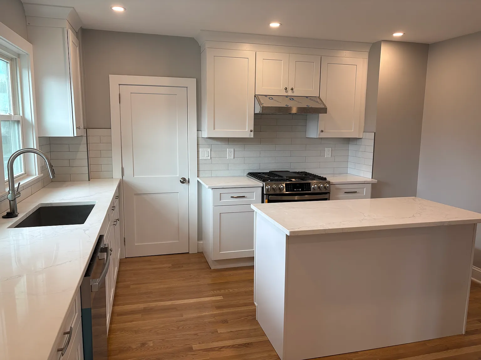 2 bed, 1212 sqft, $3,400 — Photo 3