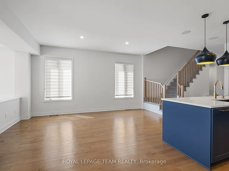 799 Cairn Cres — Photo 21