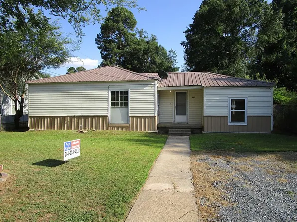 824 Singapore Dr, Wake Village, TX 75501