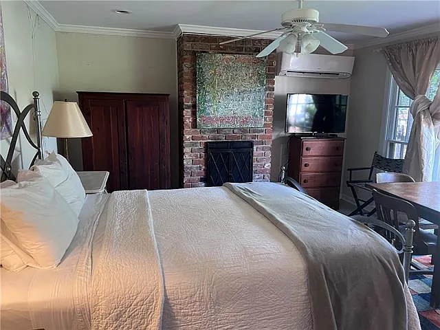 6335 Prytania St — Photo 4