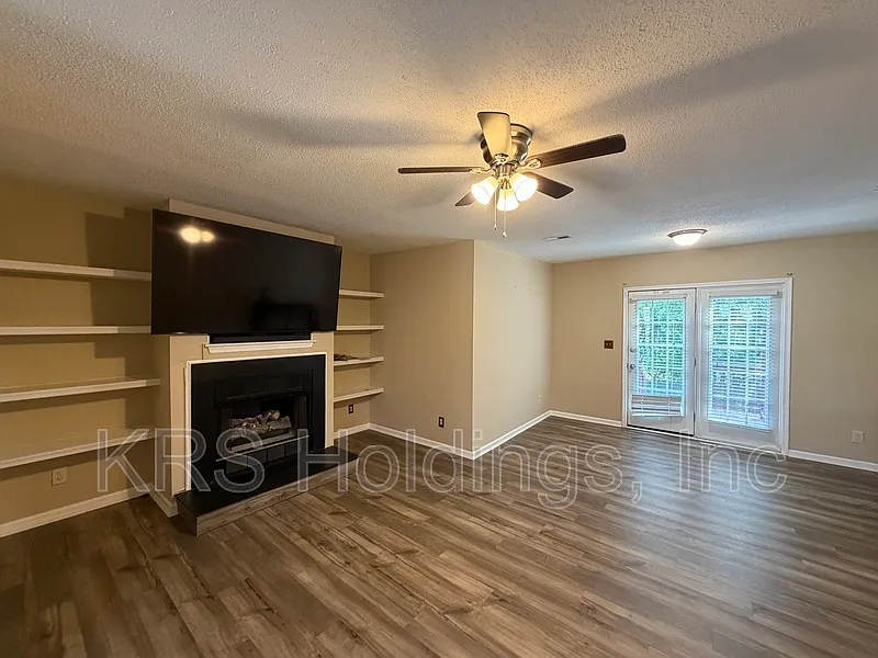 3 bed, 2.5 bath, 1833 sqft, $2,400 — Photo 4
