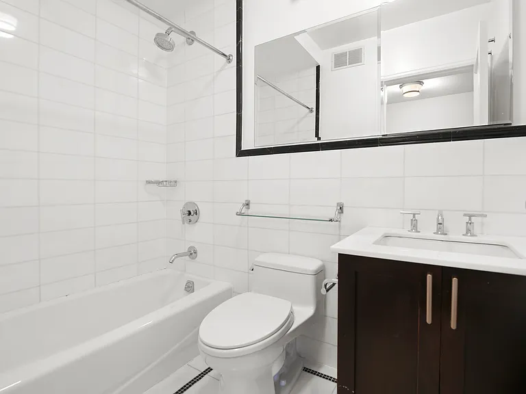 210 W 70th St #1403 — Photo 12