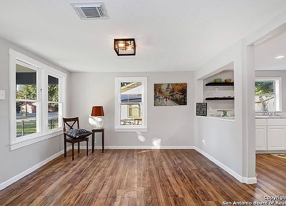 5th image of 409 W Wright Blvd
