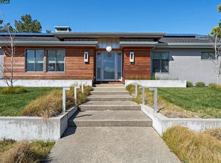 240 Sandringham Dr, Moraga, CA 94556