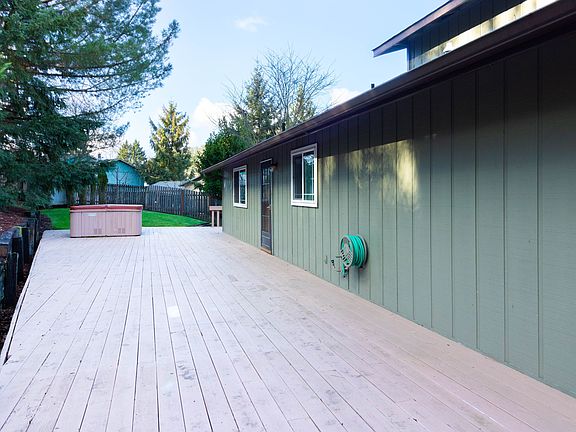 1050 sq ft Deck