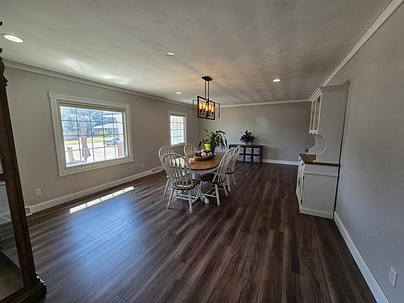 5th image of 607 W 12th St