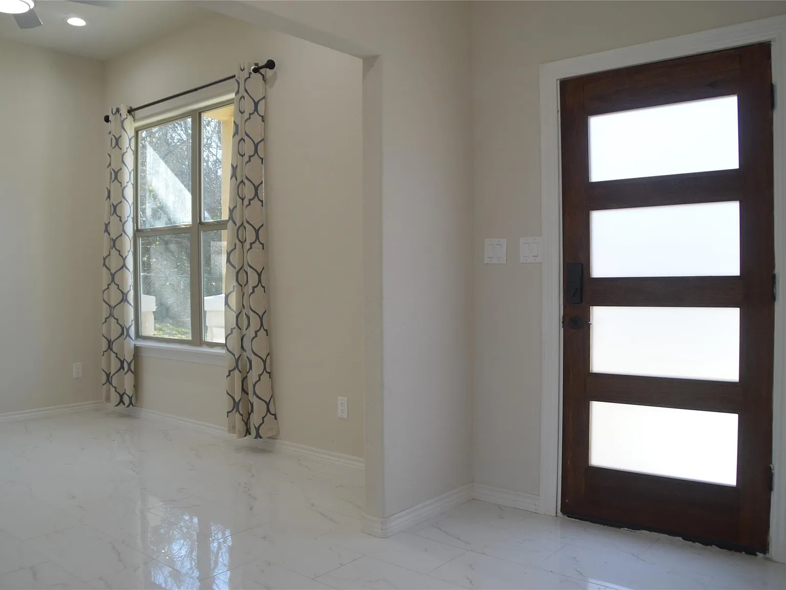 4 bed, 2427 sqft, $2,150 — Photo 3