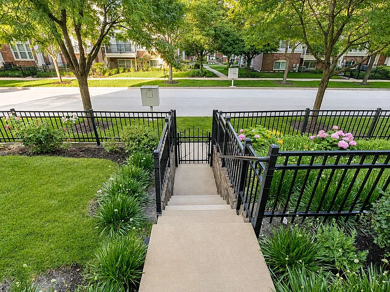438 Grosvenor Ln #438 — Photo 15
