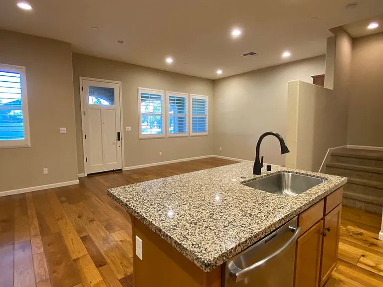 1053 Catalina Dr — Photo 3