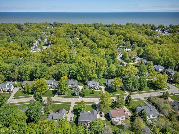 3rd image of 32221 Woodfield Dr
