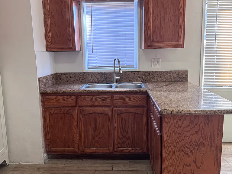 2770 1/2 Glenwood Pl — Photo 8