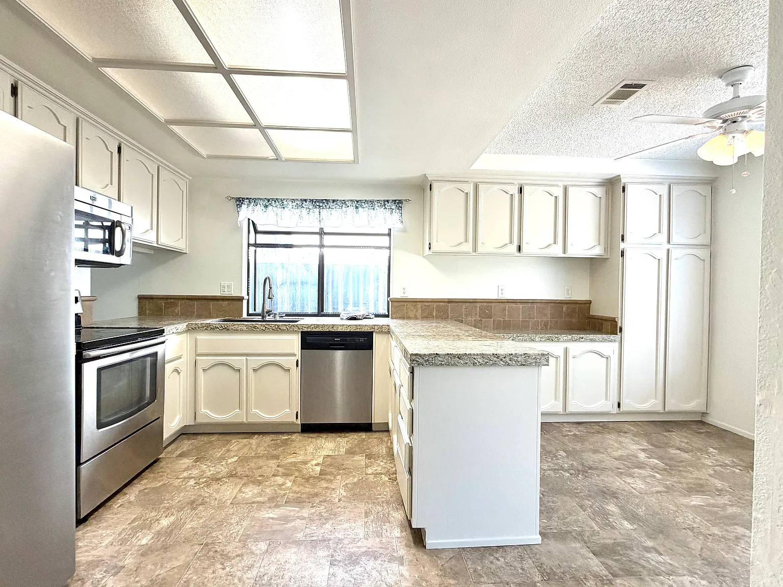3 bed, 1570 sqft, $2,680 — Photo 3