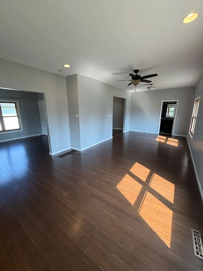 409 W Mulberry — Photo 3