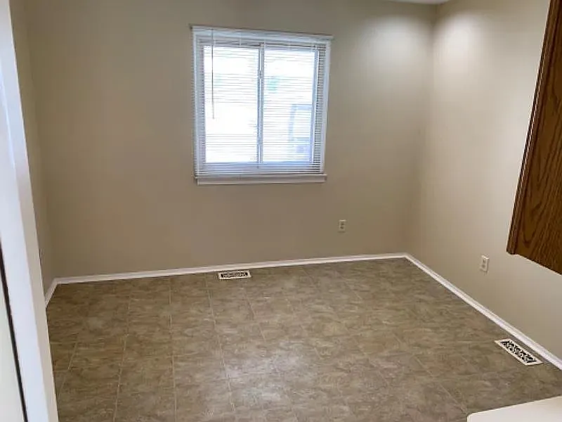 3 bed, 1050 sqft, $1,700 — Photo 3
