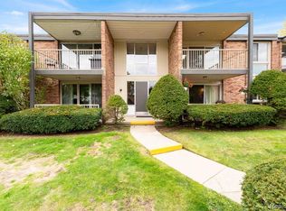 4047 W Maple Rd, Bloomfield Hills, MI 48301