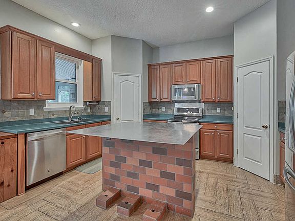 3rd image of 448 W Silverthorn Ln