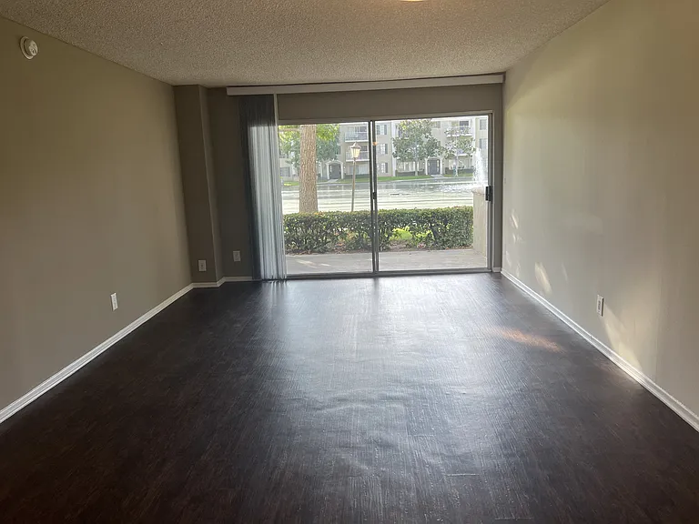 Versailles on the Lake Apartments — Photo 110