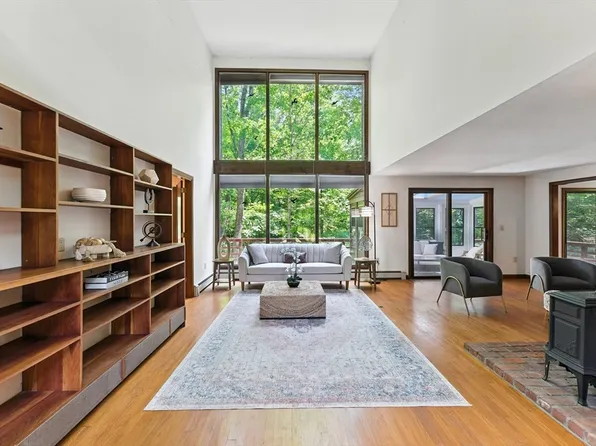 26 Ashfield Ln, South Hadley, MA 01075