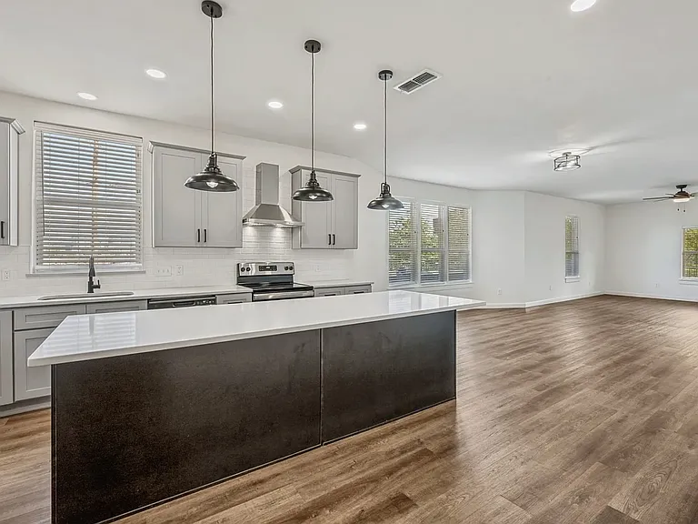 1704 S Jennings Ave — Photo 10