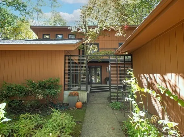 76 Marian St, Northampton, MA 01060