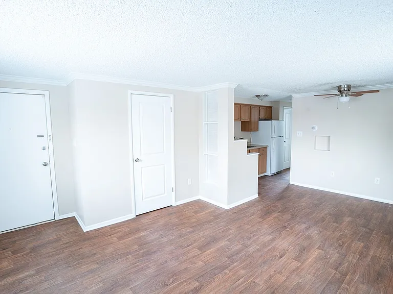 Knollwood and Tanglewood Apartments — Photo 13