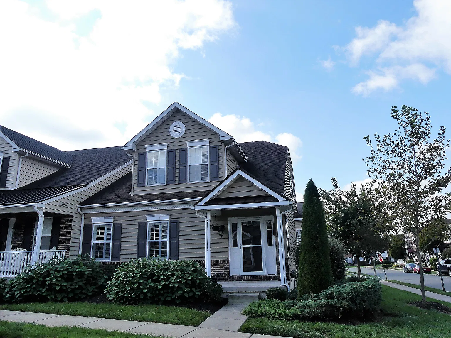 3 bed, 2.5 bath, 2106 sqft, $2,800 — Photo 2