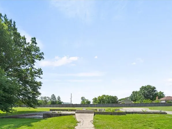 2205 Mission Rd, Harrisonville, MO 64701