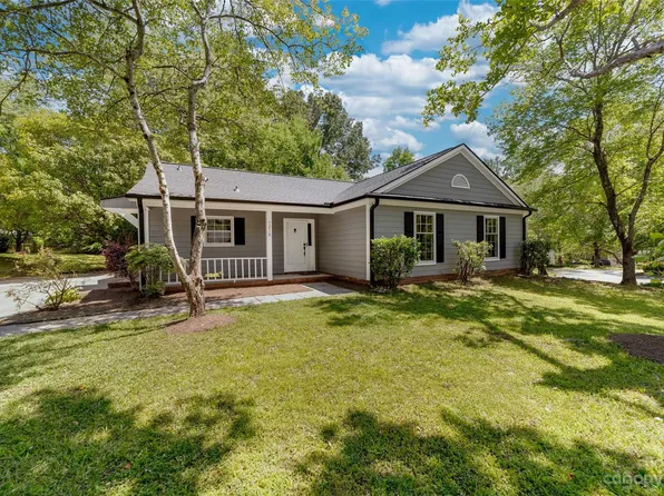 7218 Walnut Wood Dr, Charlotte, NC 28227