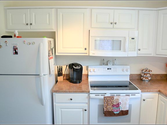 5th image of 9 Longwood Dr #72