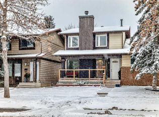 562 NW Strathcona Dr SW, Calgary, AB T3H 1K3