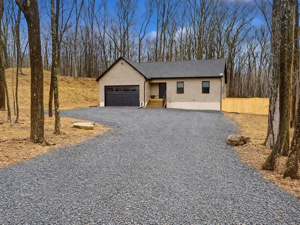 109 Pitch Pine Ln, Milford, PA 18337